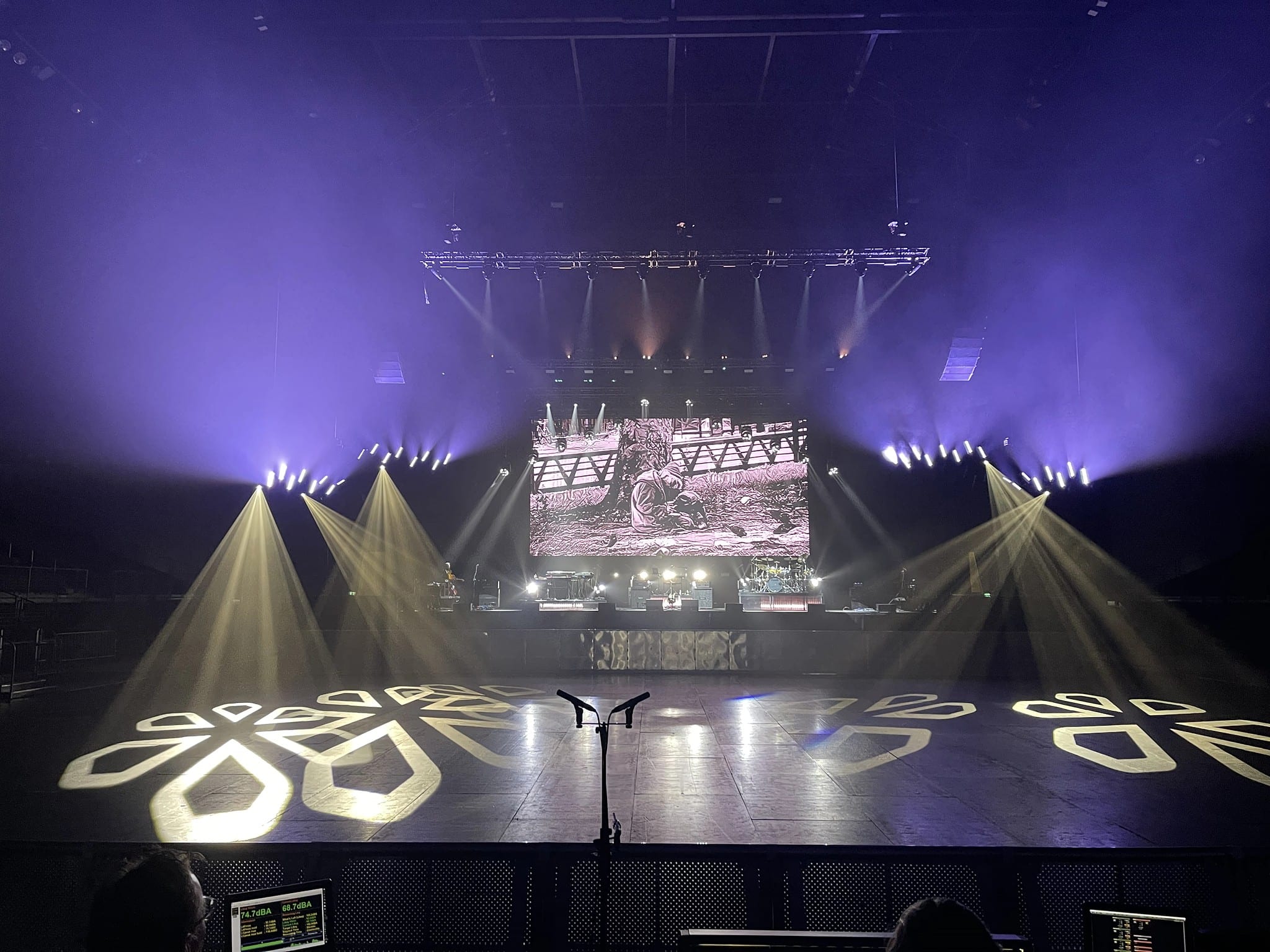 Yellow-white beams and tree content on the LED, FOH monitors at the lip, Porcupine Tree Closure/Continuation Tour 2022.